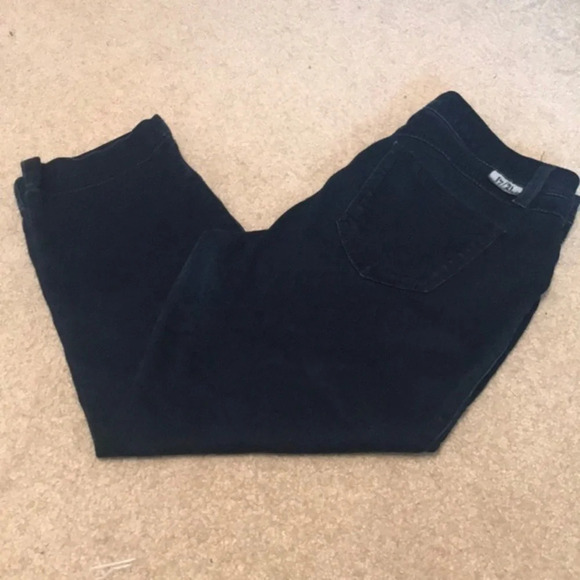 🌺 Cute denim capris 🌺 - Picture 1 of 3